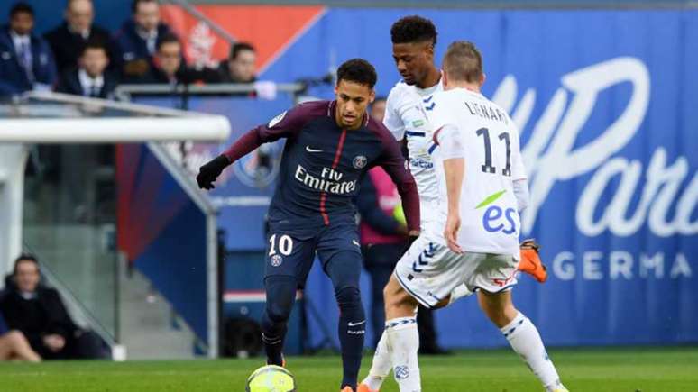Neymar e Lienard em ação pela Ligue 1 (Foto: CHRISTOPHE ARCHAMBAULT / AFP)