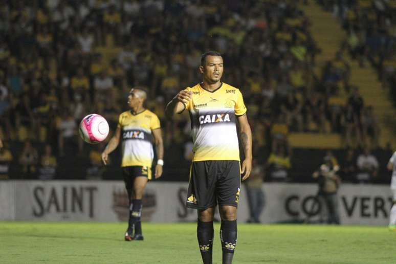 Zé Carlos pode jogar nesta terça contra o Paysandu (Foto: Caio Marcelo/Criciúma EC)