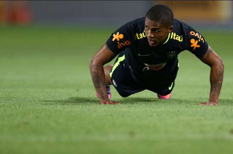 Douglas Costa voltou a treinar com a Seleção Brasileira (Foto: Lucas Figueiredo/CBF)