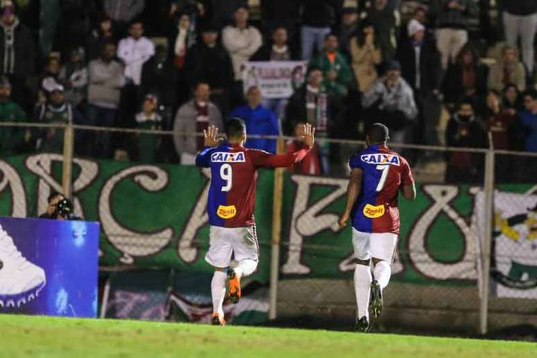 Thiago Santos celebra primeiro gol do Paraná sobre o Fluminense (Geraldo Bubniak/AGB)