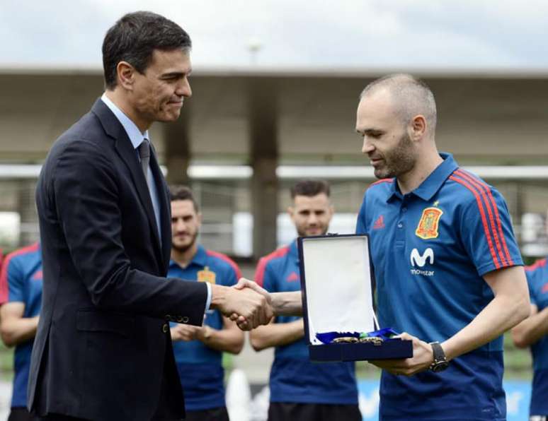 Primeiro ministro entrega condecoração a Iniesta (Foto: Javier Soriano / AFP)