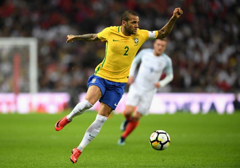 O lateral Daniel Alves em ação pelo Brasil durante amistoso contra a Inglaterra