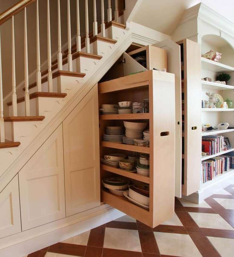 19. Planeje um armário embaixo da escada que vai te ajudar a manter a casa mair organizada