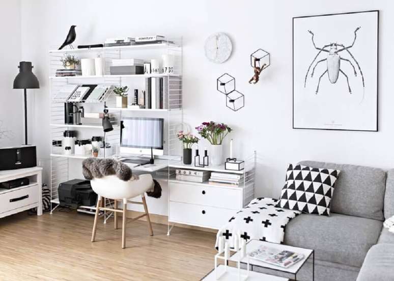 17. Estilo escandinavo com decoração bem clean para home office pequeno na sala