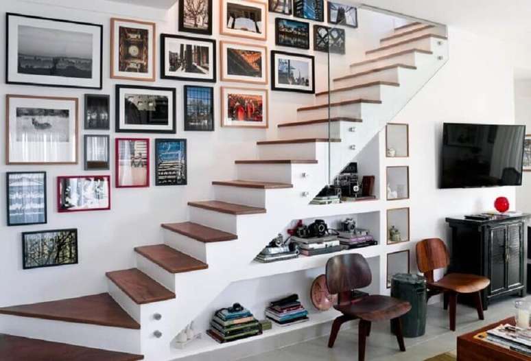 25. Crie um projeto com nichos sob a escada para manter o lar mais organizado