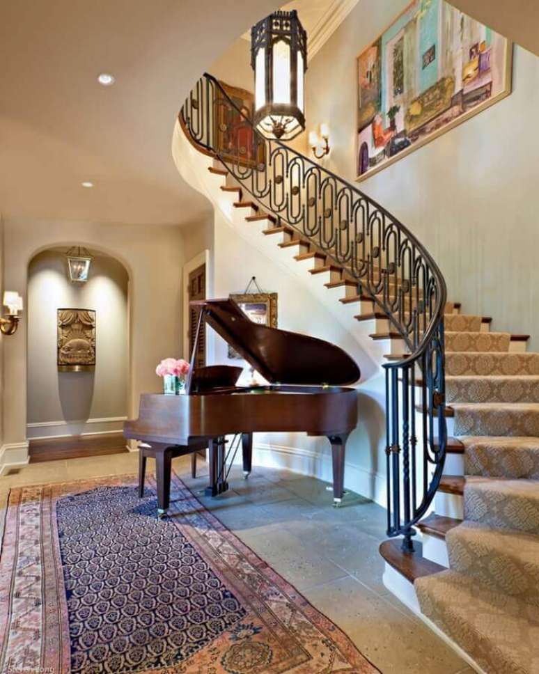 27. O piano trouxe mais requinte para a decoração sob a escada