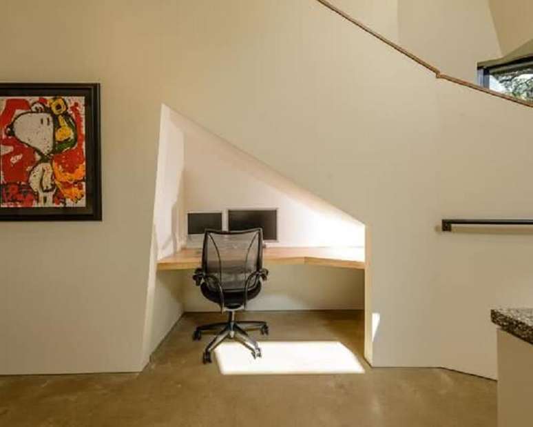 2. Que tal criar um home office embaixo da escada?