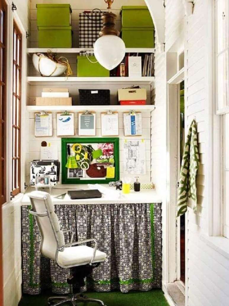 26. Home office pequeno com decoração simples