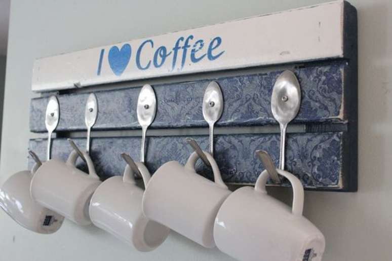 35 – Suporte para canecas de café são utilizados como enfeites para cozinha.
