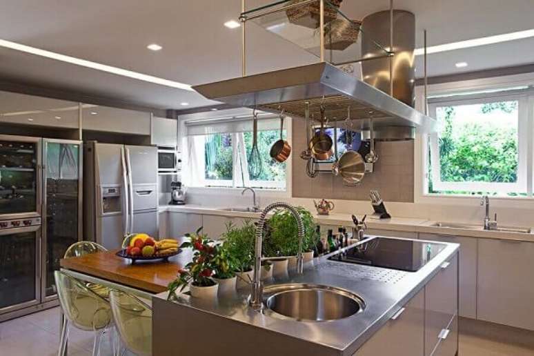 9- Ilha para cozinha e panelas penduradas também fazem parte da decoração do ambiente.