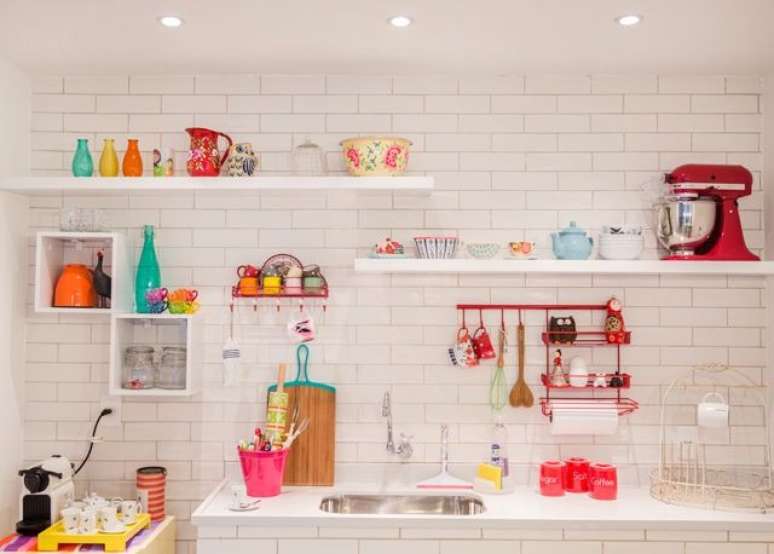 32 &ndash; Nichos brancos para colocar enfeites para cozinha.