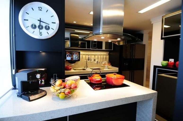 17 &ndash; Rel&oacute;gio redondo para enfeite de cozinha.