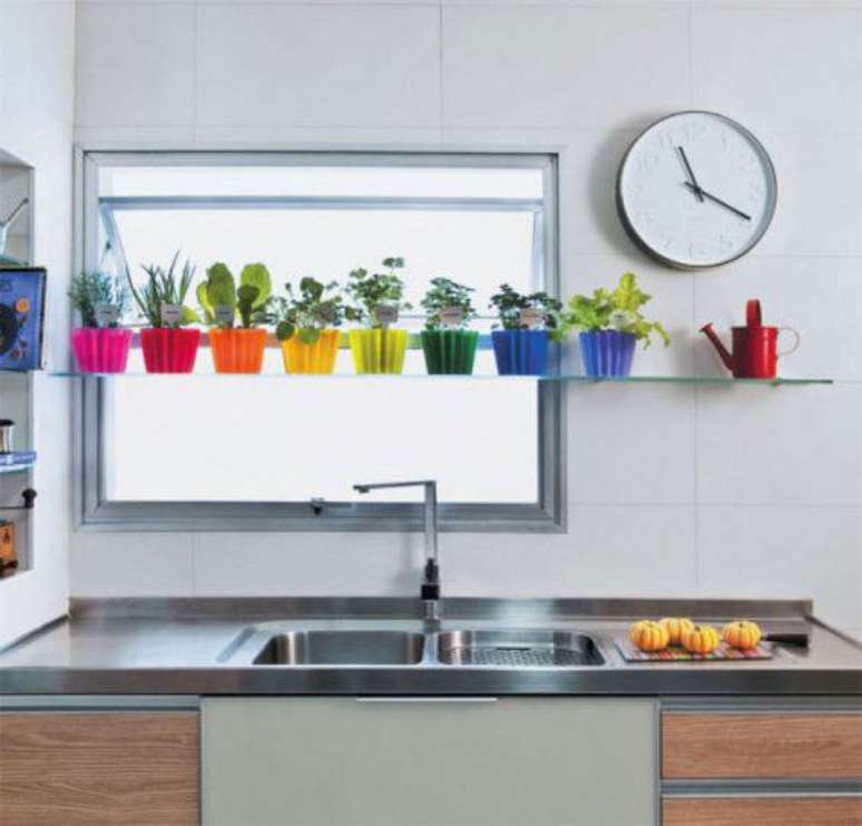 16 – Enfeites para cozinha com vasinhos coloridos de temperos plantados