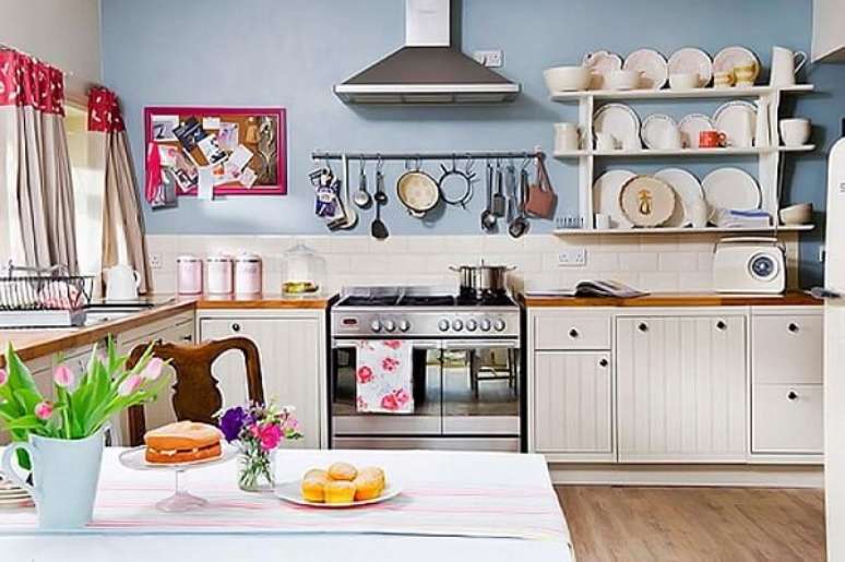 28 &ndash; As Prateleira com pratos decorativos servem como enfeites para cozinha.