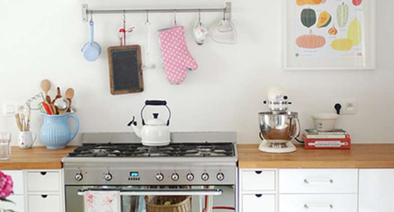 30 &ndash; Enfeites para cozinha com suporte e luva decorativa.