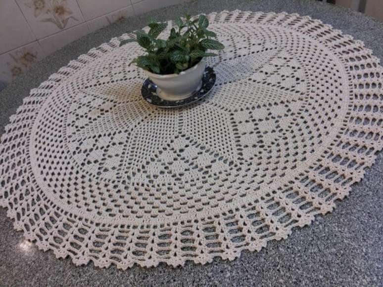 13 &ndash; Enfeites para cozinha com toalha de croch&ecirc; para mesa.