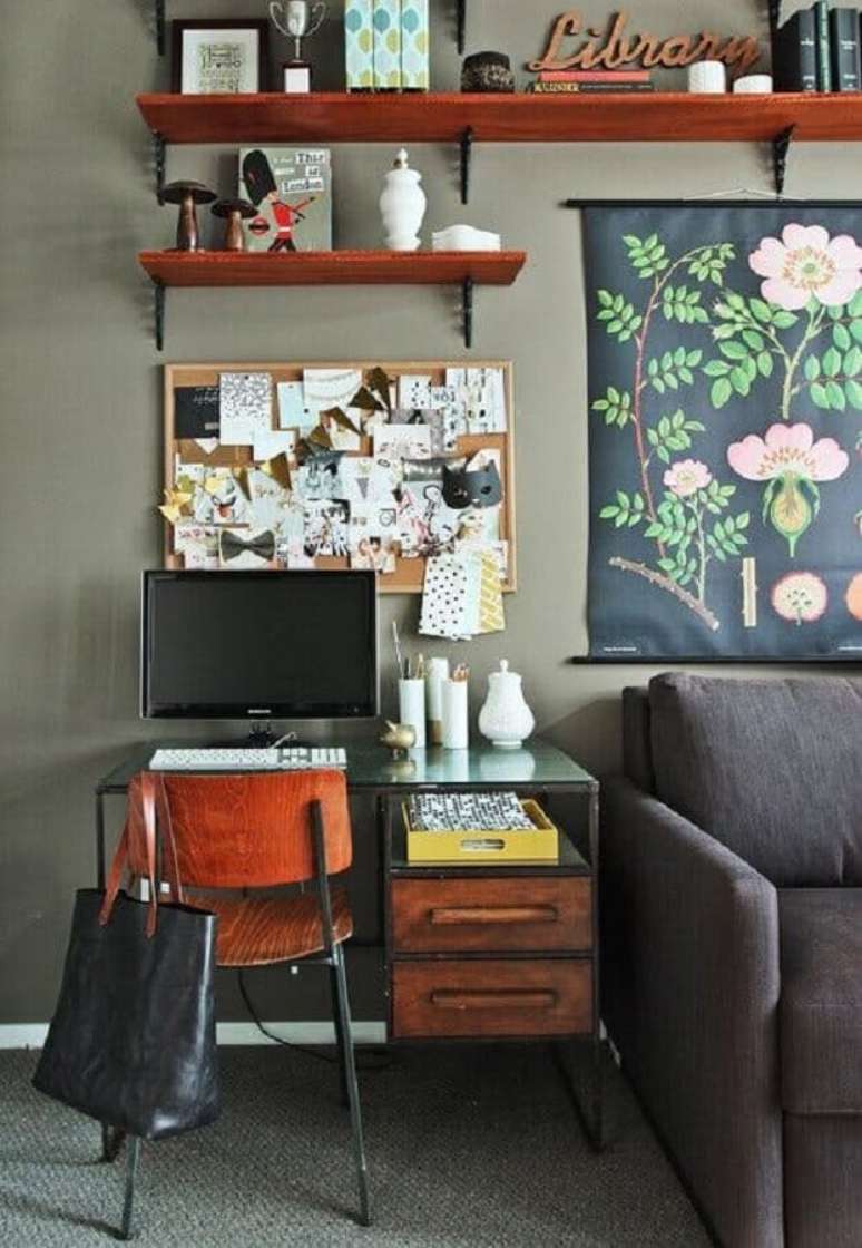 29. Decoração para home office pequeno na sala com tons de cinza e móveis de madeira