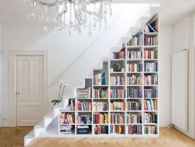 30. É bem comum utilizar estante de livros para decoração embaixo da escada