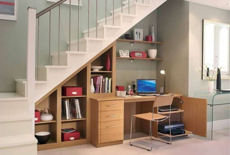 31. O home office é uma ideia super útil para aproveitar o espaço sob a escada