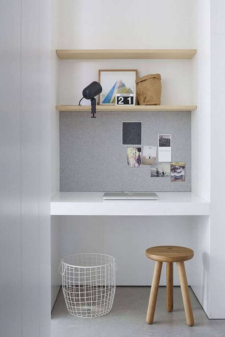 3. Lindo home office pequeno planejado com estilo clean e minimalista