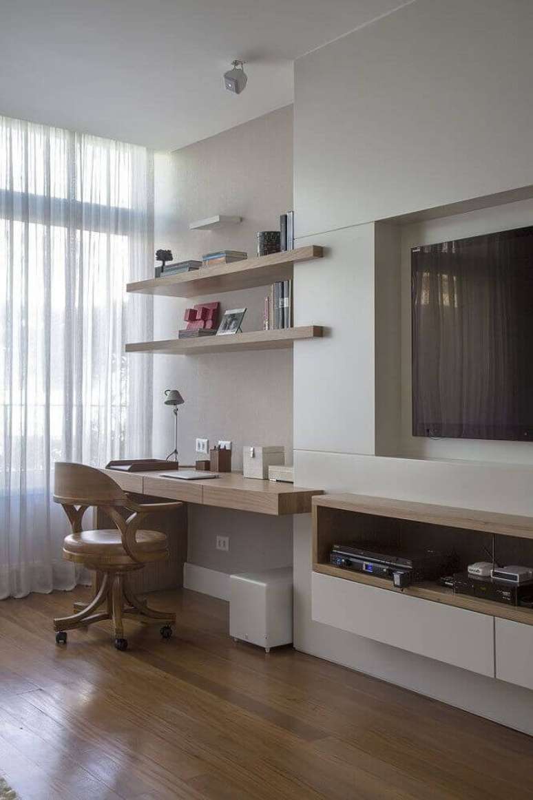 7. Home office pequeno na sala acoplado com a estante