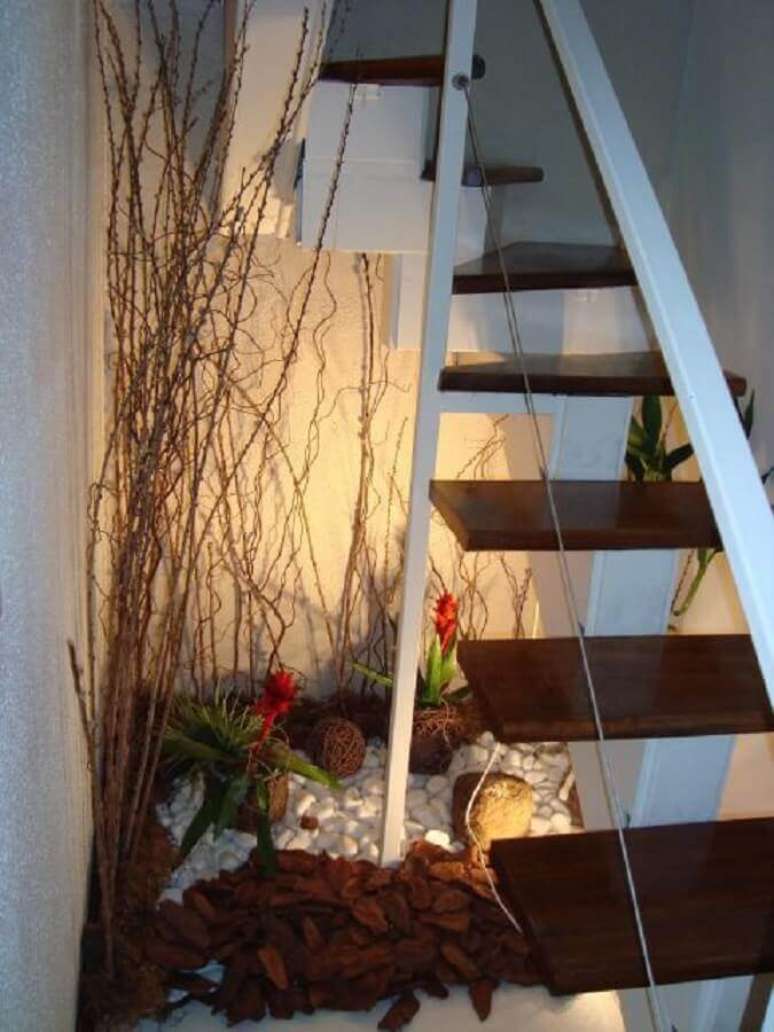 35. Para o jardim sob a escada é necessário saber escolher as plantas adequadas