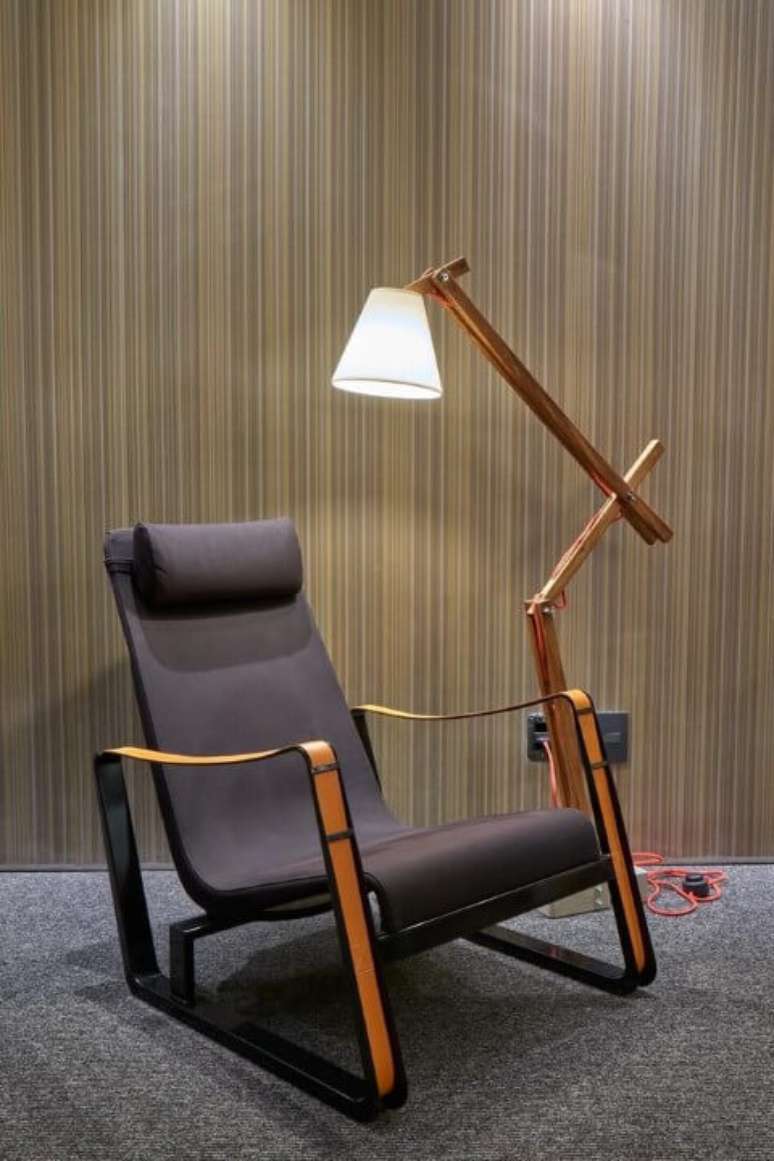 5. A lumin&aacute;ria de madeira de piso &eacute; bastante usada para a leitura. Projeto de Arca Loja Conceito