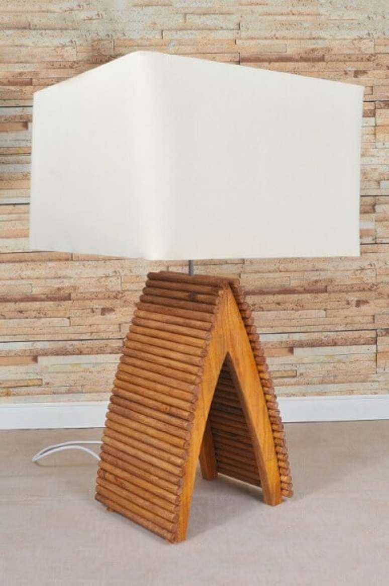 38. A base r&uacute;stica e a c&uacute;pula quadrada contrastam, mas ficam lindos juntos. Projeto de Karine Soares