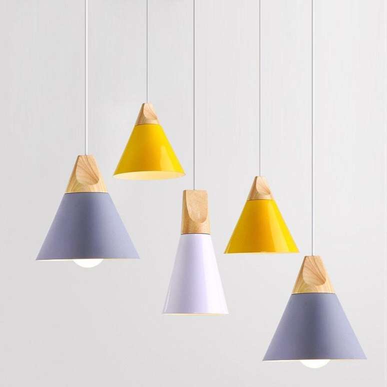 48. Lumin&aacute;ria com base de madeira e c&uacute;pula de alum&iacute;nio colorida