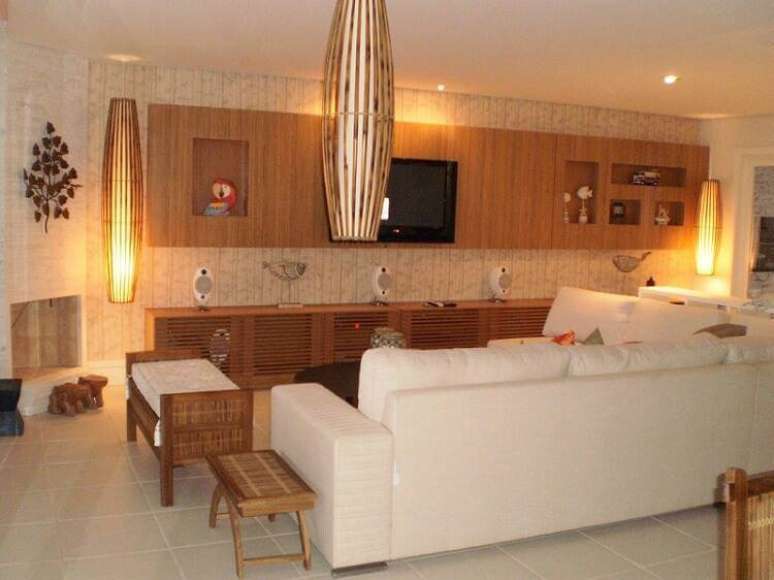 51. Arandelas r&uacute;sticas de madeira. Projeto de Analu Andrade