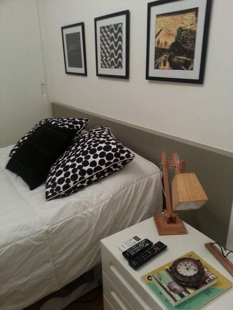 46. Lumin&aacute;ria de madeira no criado-mudo ao lado da cama. Projeto de Ana Paula Ozenda Fontes