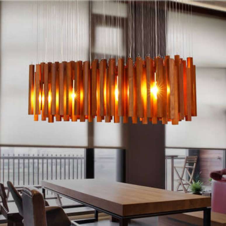 52. Lumin&aacute;ria de madeira sobre mesa de jantar