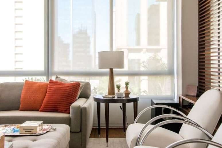 3. A lumin&aacute;ria de madeira de mesa integra bem a decora&ccedil;&atilde;o da sala de estar. Projeto de Danyela Correa