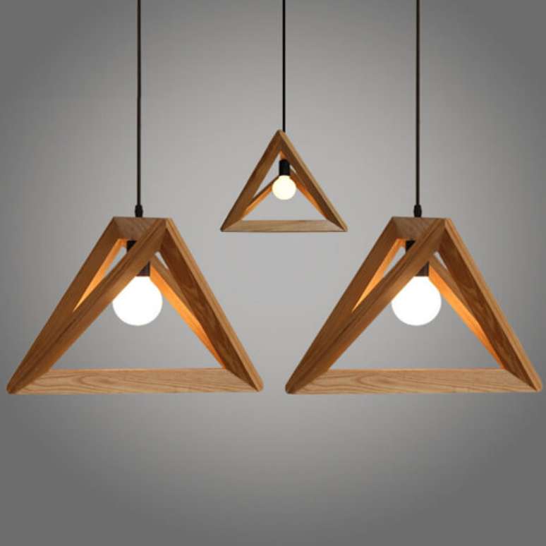 32. Lumin&aacute;rias em madeira triangulares