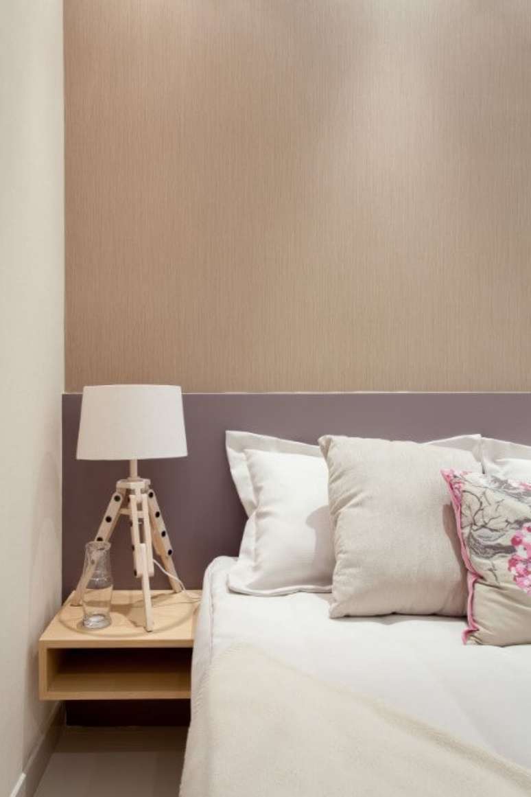 28. Lumin&aacute;ria trip&eacute; de mesa ao lado da cama. Projeto de Sandra Picciotto