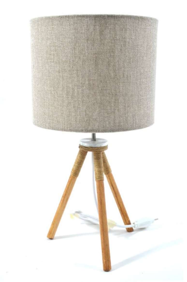 25. Lumin&aacute;ria trip&eacute; de mesa. Projeto de Karine Soares