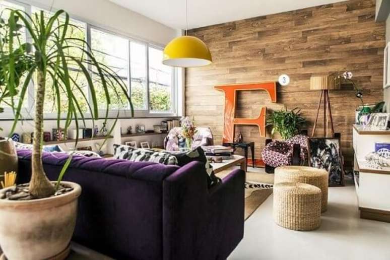 26. Lumin&aacute;ria trip&eacute; de piso na sala de estar. Projeto de Casa Aberta