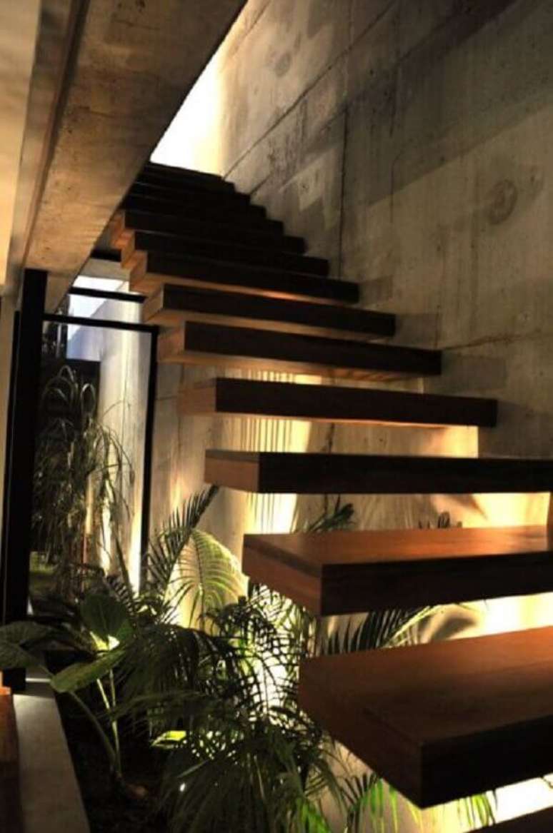 40. Escada de madeira decorada com luz e jardim