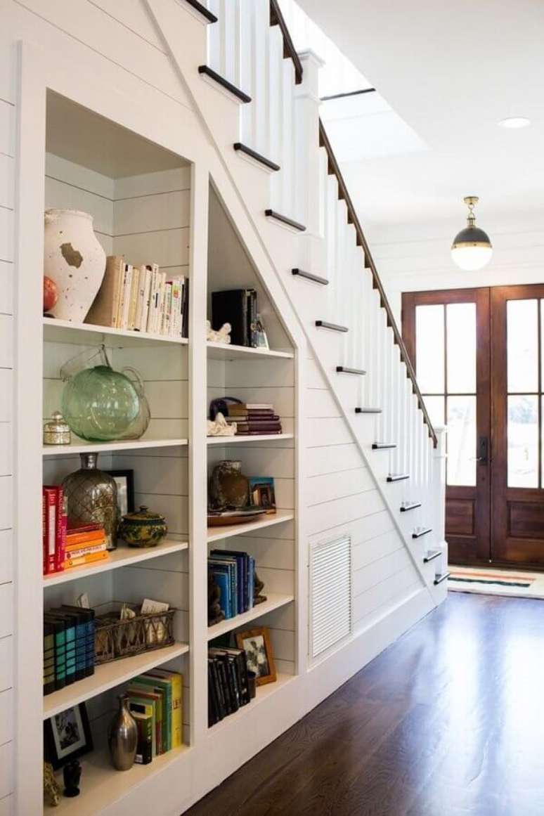 41. Uma armário planejado sob a escada é uma excelente opção para decorar e organizar