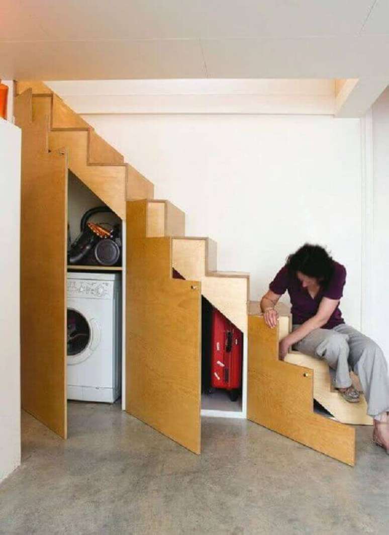43. Os armários sob a escada também pode servir de abrigo para máquina de lavar e itens como malas