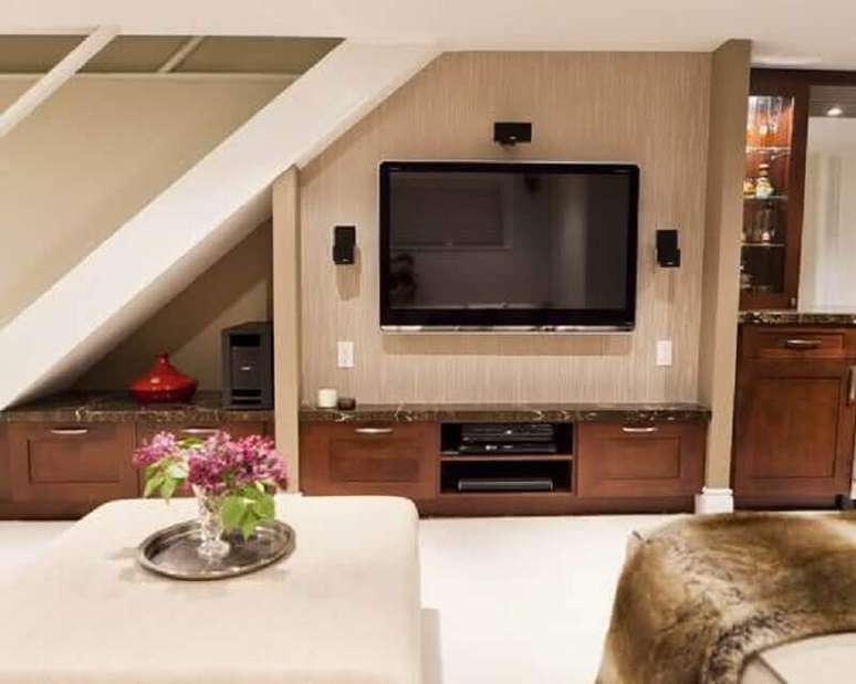 44. Decoração com rack e painel de TV sob escada para sala de estar
