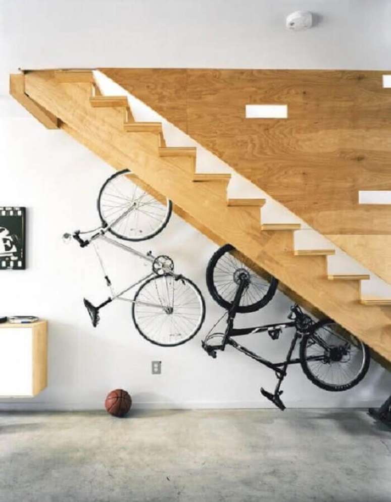 15. Com os suportes adequados, você também pode guardar bicicletas embaixo da escada
