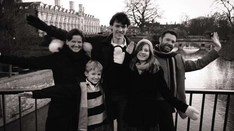 Rikke (&agrave; esq.) com o marido (&agrave; dir.) e seus tr&ecirc;s filhos, em 2014, ap&oacute;s sua recupera&ccedil;&atilde;o; ela ficou cinco meses internada