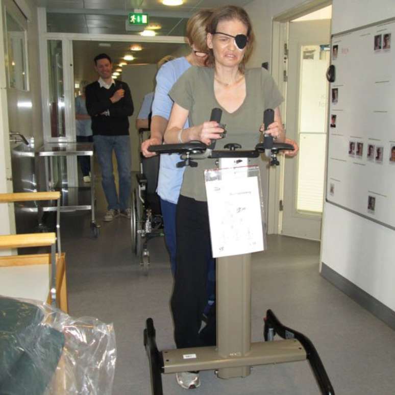 Rikke, com o marido ao fundo, teve de aprender a andar novamente e perdeu quase toda a vista de um olho