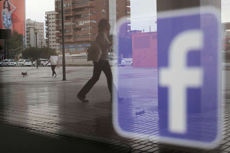 Logo do Facebook visto em uma janela em M&aacute;laga, Espanha 4/6/2018 REUTERS/Jon Nazca 
