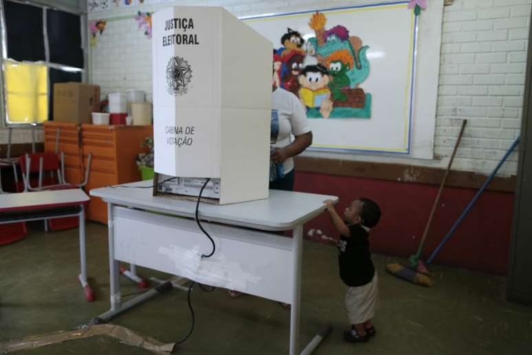 Eleitora vota em seção eleitoral, em 2014
26/10/2014
REUTERS/Ueslei Marcelino