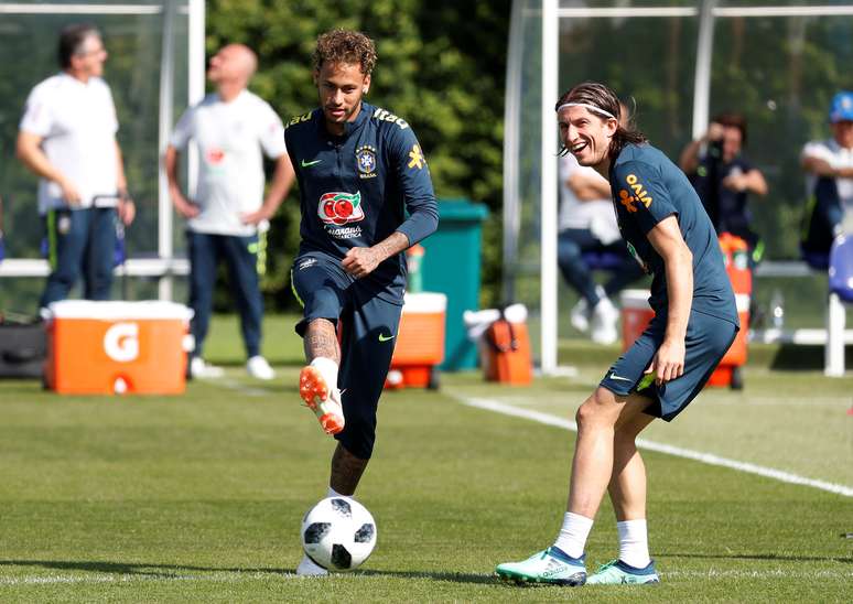 Neymar e Filipe Luis em treino da Sele&ccedil;&atilde;o Brasileira hoje no CT do Tottenham 