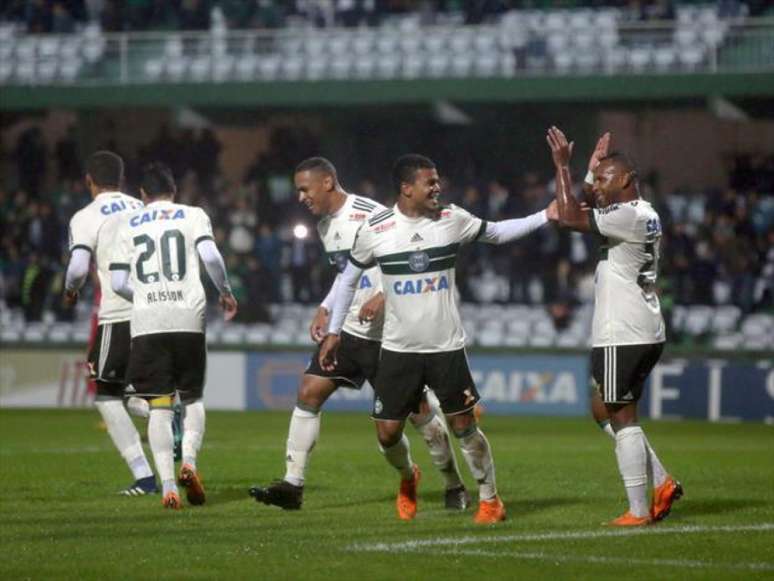 Gol da vitória do Coxa sobre o CRB, na última terça-feira foi marcado pelo meia Yan Sasse (Foto: Divulgação/ Coritiba)