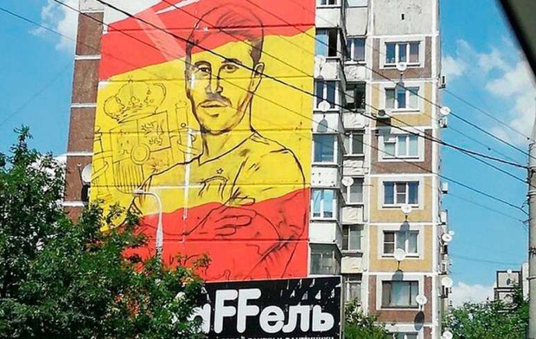 Mural gigante de Sergio Ramos na cidade russa de Krasnodar (Foto: Reprodução / Twitter)