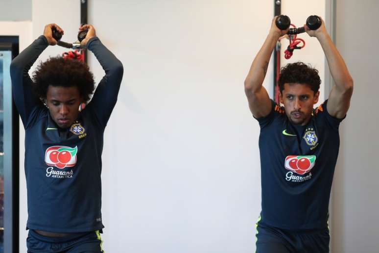 Willian e Marquinhos fazem exercícios físicos na academia (Foto: Lucas Figueiredo / CBF)